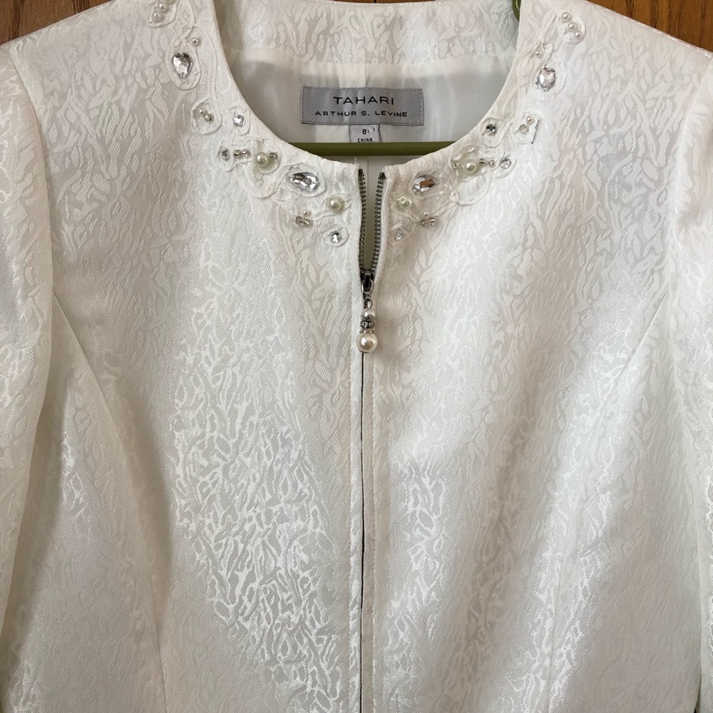 TAHARI Ivory Suit